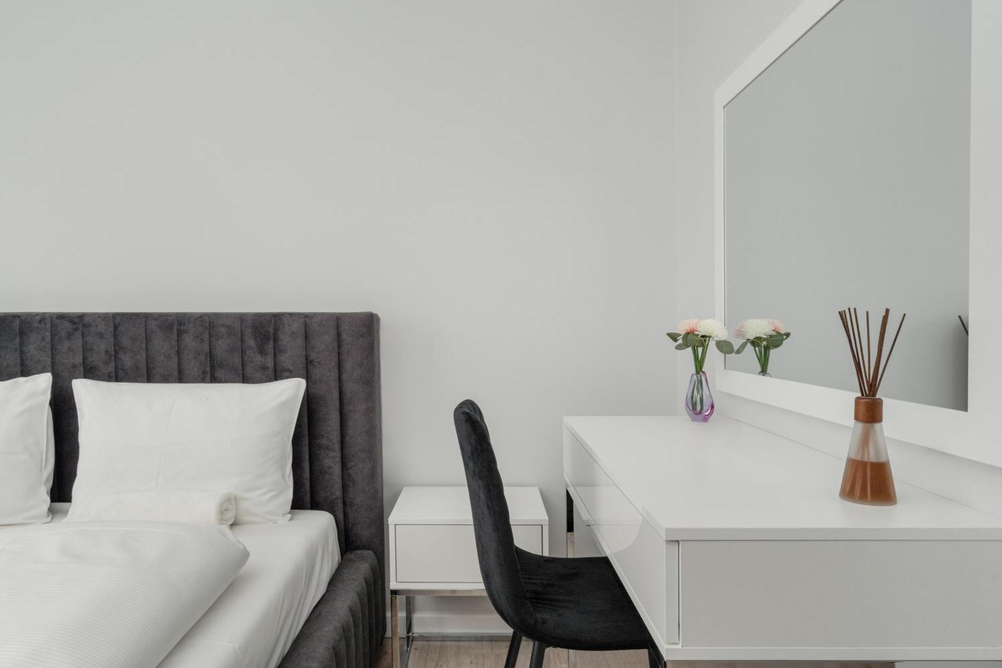Luksusowy Apartament Z 3 Sypialniami, Klimatyzacja, Parkingiem I Biurkiem We Wroclawiu By Renters Prestige エクステリア 写真